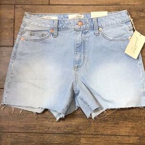 NWT Universal Thread Vintage Midi Shorts Stretch Size 4 Light Blue Denim Raw Hem